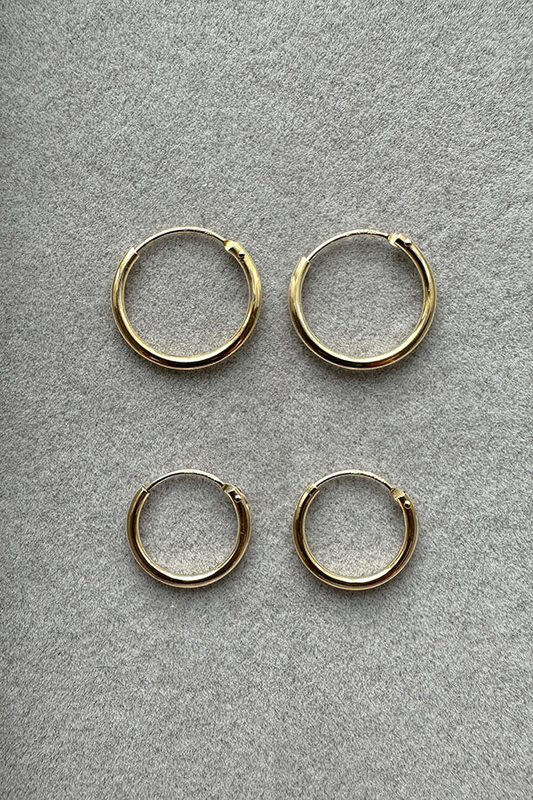 Edge Only 15mm and 13mm 14ct gold hoops flat in velvet tray